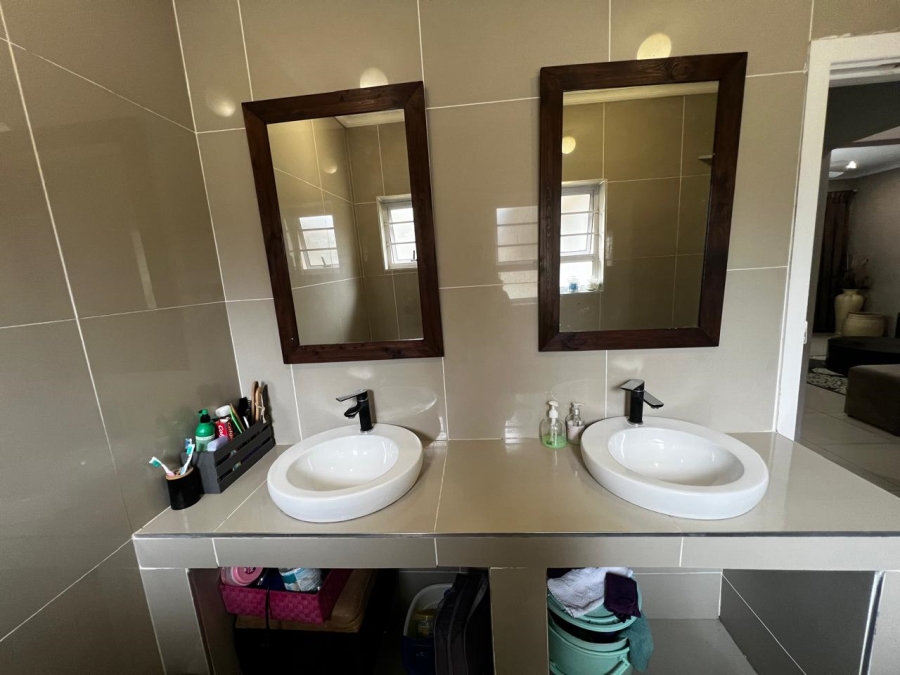 8 Bedroom Property for Sale in Abbotsford Eastern Cape